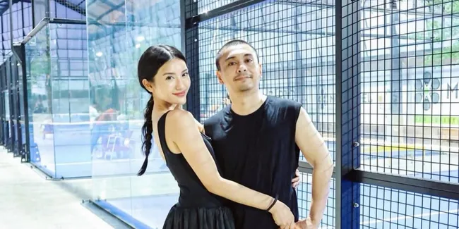Potret Raditya Dika Main Padel Bareng Istri, Bikin Komunitas Sendiri