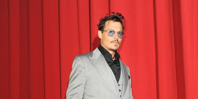 Pria Botak Ini Ternyata Johnny Depp, Percaya?