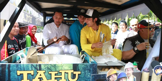 Promo 'WARKOP DKI REBORN: JANGKRIK BOSS PART 2', Tora Sudiro Bagi-Bagikan Tahu Bulat