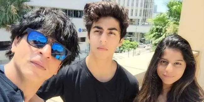 Pulang ke Mumbai, Aryan Khan Santai Pakai Sandal Jepit di Bandara