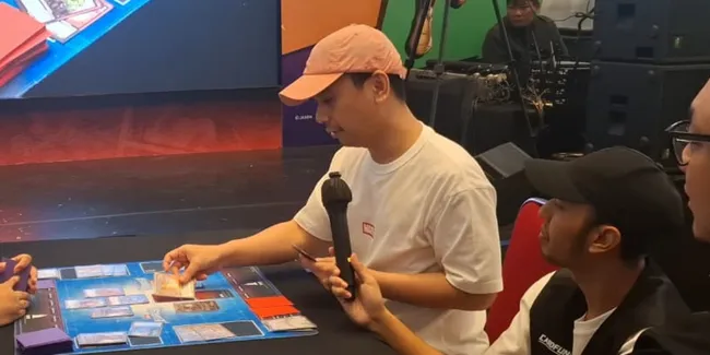 Raditya Dika Bongkar Rutinitas Akhir Pekan, Ternyata Hobi Main Kartu Bareng Istri dan Teman