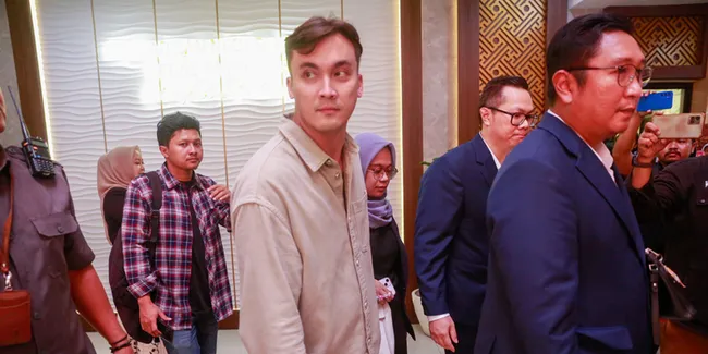 Rendy Kjaernett Hadiri Sidang Mediasi dengan Tangan Diperban