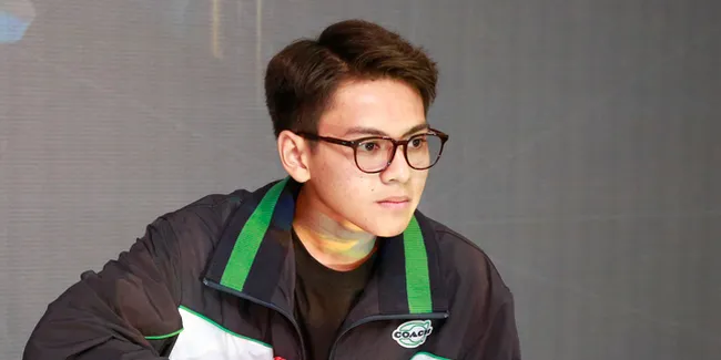 Rey Bong Sukses Sabet Penghargaan Penyanyi Pendatang Baru Paling Ngetop Di SCTV Music Award 2022