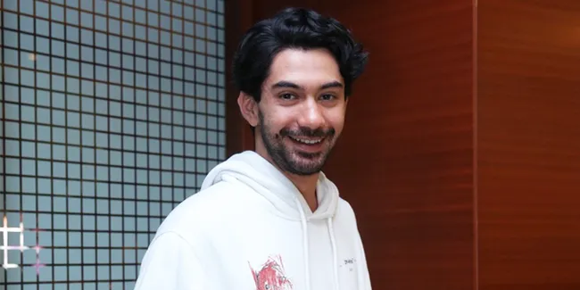 Reza Rahadian Ngaku Paksa Produser Ajak Raihaanun Gabung 'TWIVORTIARE'