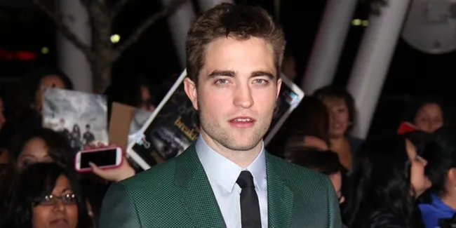 Robert Pattinson Dapat Penghargaan Bintang Bersinar Hollywood