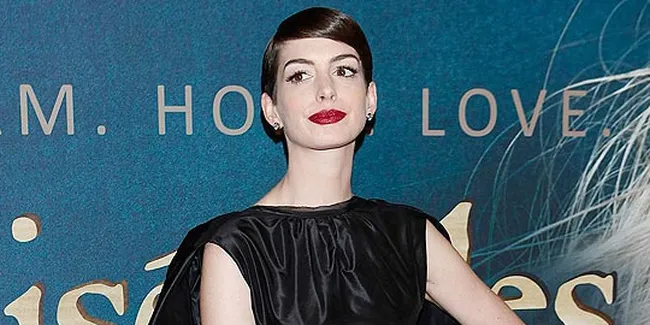 Rok Tersingkap, 'Miss V' Anne Hathaway Kelihatan!