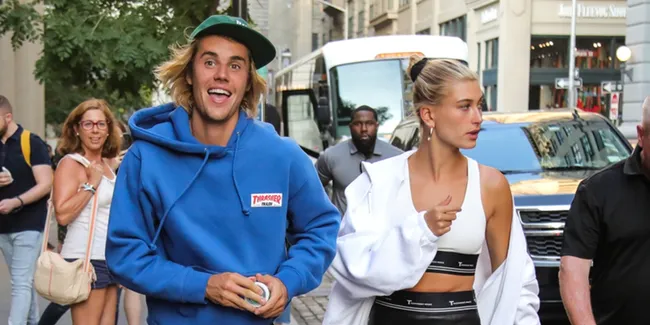Romantisme Ala Justin Bieber: Ngamen di Depan Buckingham Palace Untuk Hailey Baldwin