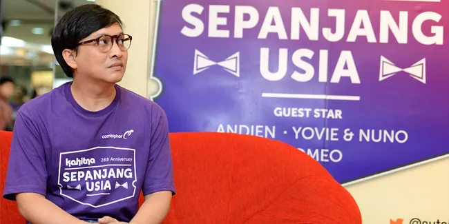 Rumah Terendam Air, Yovie Widianto Gendong Anak Lewati Banjir