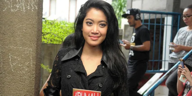 Saat Bepergian, Ini Yang Nggak Mungkin Dilupakan Widy Vierratale