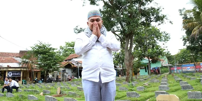Salat Jenazah di Kuburan, Denny Chandra Kenang Almarhum Oon