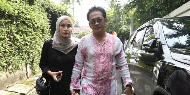Sebelum Lahiran, Hanung Bramantyo Ajak Zaskia Adya Mecca Refreshing ke Pantai Pribadi