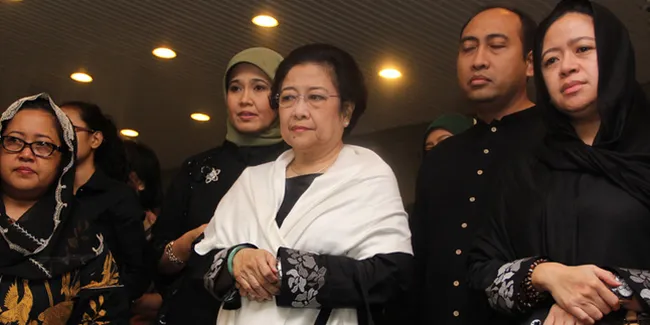 Sejumlah Selebriti Hadiri Pemakaman Taufiq Kiemas