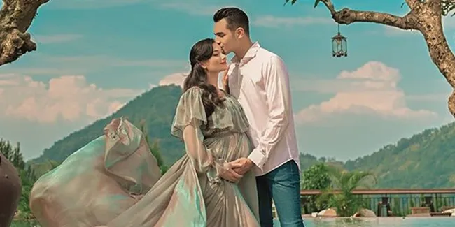 Selamat! Jonas Rivanno dan Asmirandah Dikaruniai Anak Perempuan