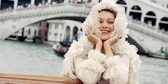 Selena Gomez & The Weeknd Putus, Bella Hadid Liburan Seru di Italia