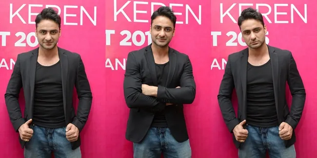 Selfie Dini Hari di Bandara, Rohit Bhardwaj Terbang ke Indonesia?