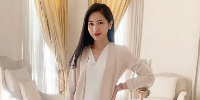 Selfie Tanpa Makeup, Bunga Zainal Tetap Cantik dan Glowing