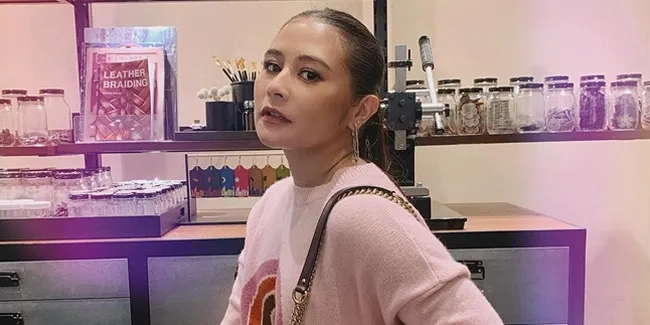 Semprot Disinfektan Sana-Sini, Prilly Latuconsina: Nggak Papa Dikatain Lebay Dikit Daripada Nyesal