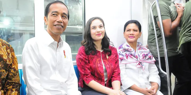 Senyum Manis Chelsea Islan Jajal MRT Bareng Presiden Jokowi dan Ibu Iriana