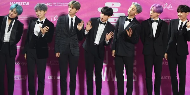 Seorang Fans Arab Siapkan Kado Mawar Emas untuk Ibu V BTS