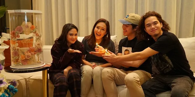 Sepatu Merah, Kado Spesial Dul Jaelani untuk Maia Estianty di Ulang Tahun ke-47