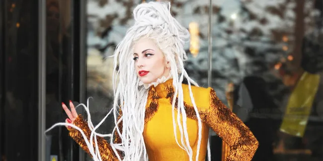 Serba Transparan, Lady Gaga Nekat Buka-Bukaan di Depan Umum