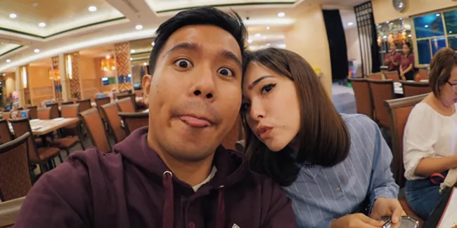 Serunya Makan Sushi Sampai Puas Ala Joshua & Pamela Bowie