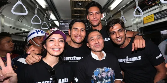 Serunya Pemain 'THE PROFESSIONALS' Sapa Penggemar di Stasiun Kota