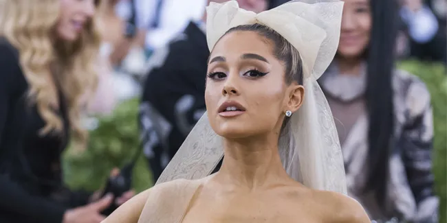 Shopping Bareng, Ariana Grande Gandeng Mesra Pete Davidson