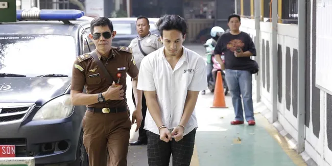 Sidang Perdana Digelar Hari ini, Jefri Nichol Cium Kening Sang Adik Penuh Sayang