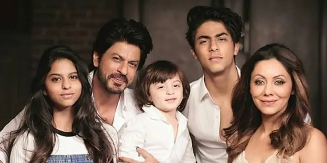 SRK, Romantis di Layar Lebar - Penyayang Keluarga di Dunia Nyata