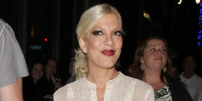Stress Akibat Diselingkuhi, Tori Spelling Masuk Rumah Sakit