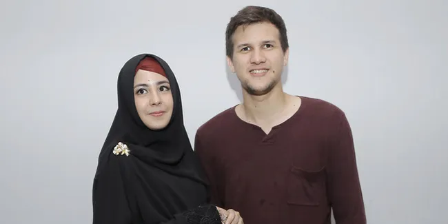 Stuart Collin Masih Suka Lupa Kalau Sudah Punya Istri Cantik