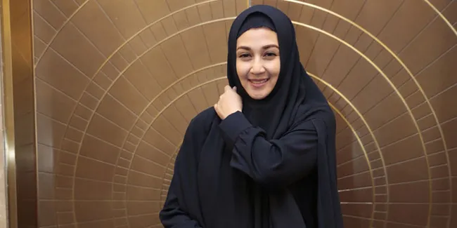 Suami Dikabarkan Ditangkap Polisi, Dina Lorenza Beri Jawaban