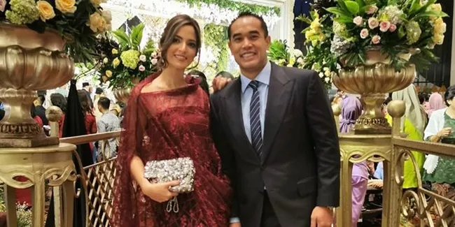 Suami Super Tajir, Nia Ramadhani Langsung Cium-Cium Romantis Ardi Bakrie yang Siapkan Kado Valentine Ini