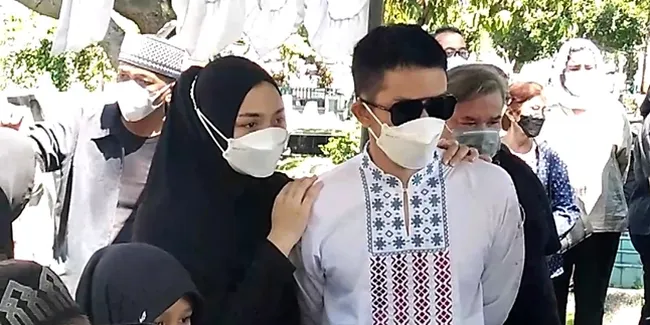 Suasana Haru di Pemakaman Ayah Citra Kirana, Sudah 7 Tahun Mengidap Kanker - Tidak Mau Dibawa ke Rumah Sakit