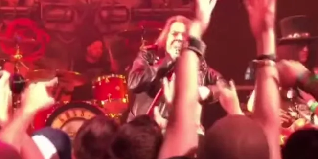 Sudahi Seteru Axl - Slash, Reuni Guns N Roses Super Enerjik!