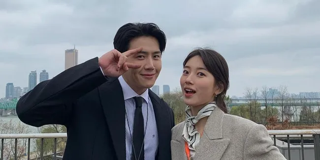 Suzy Foto Berdua dengan Kim Seon Ho, Tim Han Ji Pyeong 'START UP' Berikan Restu dan Dukungan