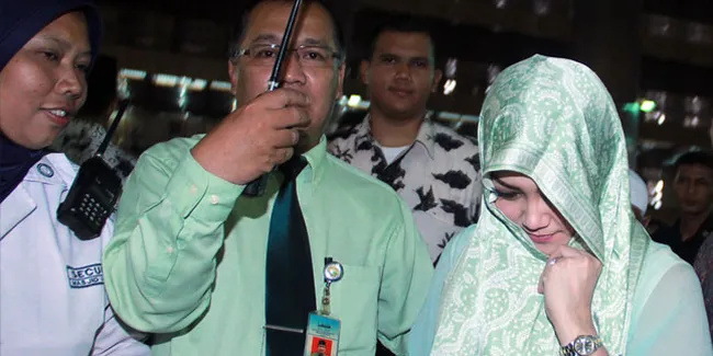 Pria Bersafari dan Tentara Amankan Ikrar Syahadat Bella Saphira