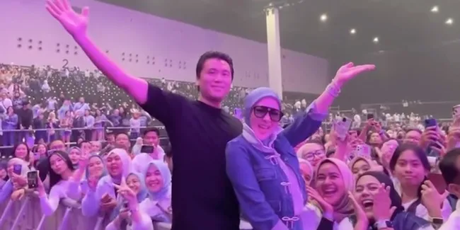 Syahrini Nonton Konser Kahitna Bersama Reino Barack, Disambut Antusias Para Penggemar