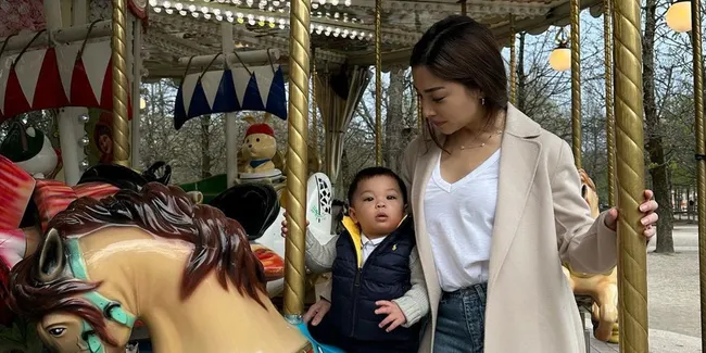 Tak Ingin Ketinggalan Momen Pertumbuhan Baby Izz, Nikita Willy Sering Bawa Anak ke Tempat Kerja