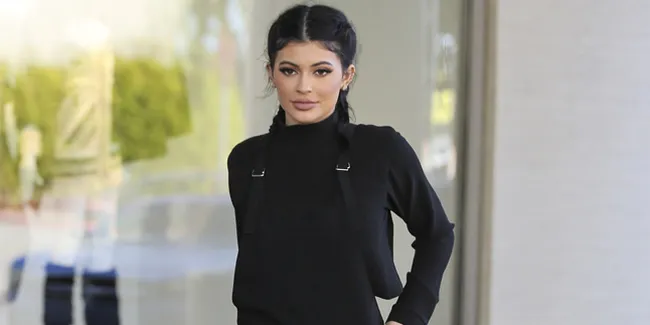 Tak Lagi 'Menor', Kylie Jenner Makin Cantik Saat Dandan Natural