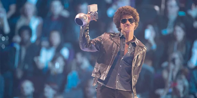 Tak Mau Kalah, Para Remaja Berikut Berdansa Seperti Bruno Mars