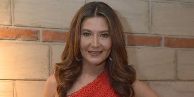 Tamara Bleszynski & Kenzou Hadiri Pernikahan Sang Pengasuh, Dandan Sederhana