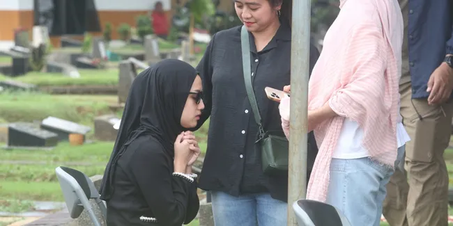 Tamara Tyasmara dan Angger Dimas Saksikan Langsung Proses Ekshumasi Makam Anak Mereka