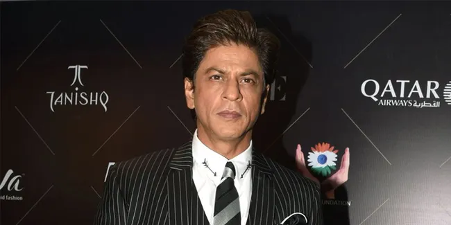 Tampak Kelelahan, Shahrukh Khan Tak Sadar Kena Potret Kala Ketiduran di Dalam Mobil