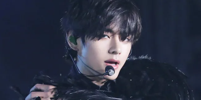 Tampil Bak Angsa Hitam, V BTS Tuai Banyak Pujian