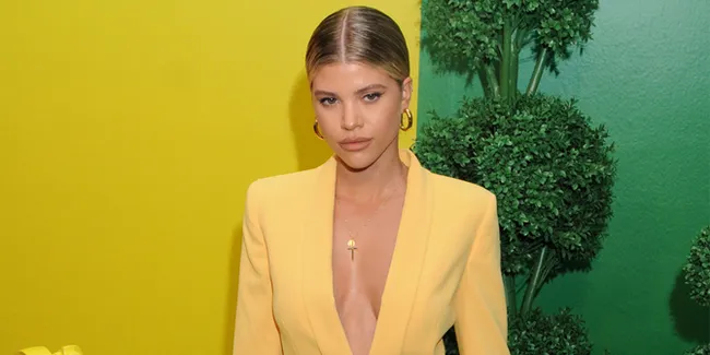 Tampil Braless Saat Liburan, Sofia Richie Malah Alami Bencana Fashion