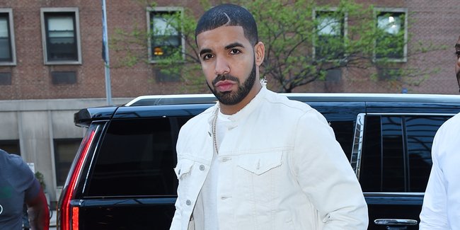 Tampil di Chicago, Drake Kritik Kanye West Dengan Mengubah Lirik Lagu