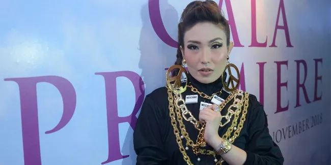 Tampil Heboh di Premiere 'HANUM & RANGGA', Kenapa Ayu Dewi Tak Ditemani Suami?