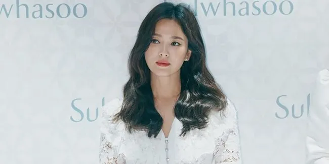 Tampil Perdana di Depan Publik, Song Hye Kyo Tak Bisa Tahan Senyum Gara-Gara Ini